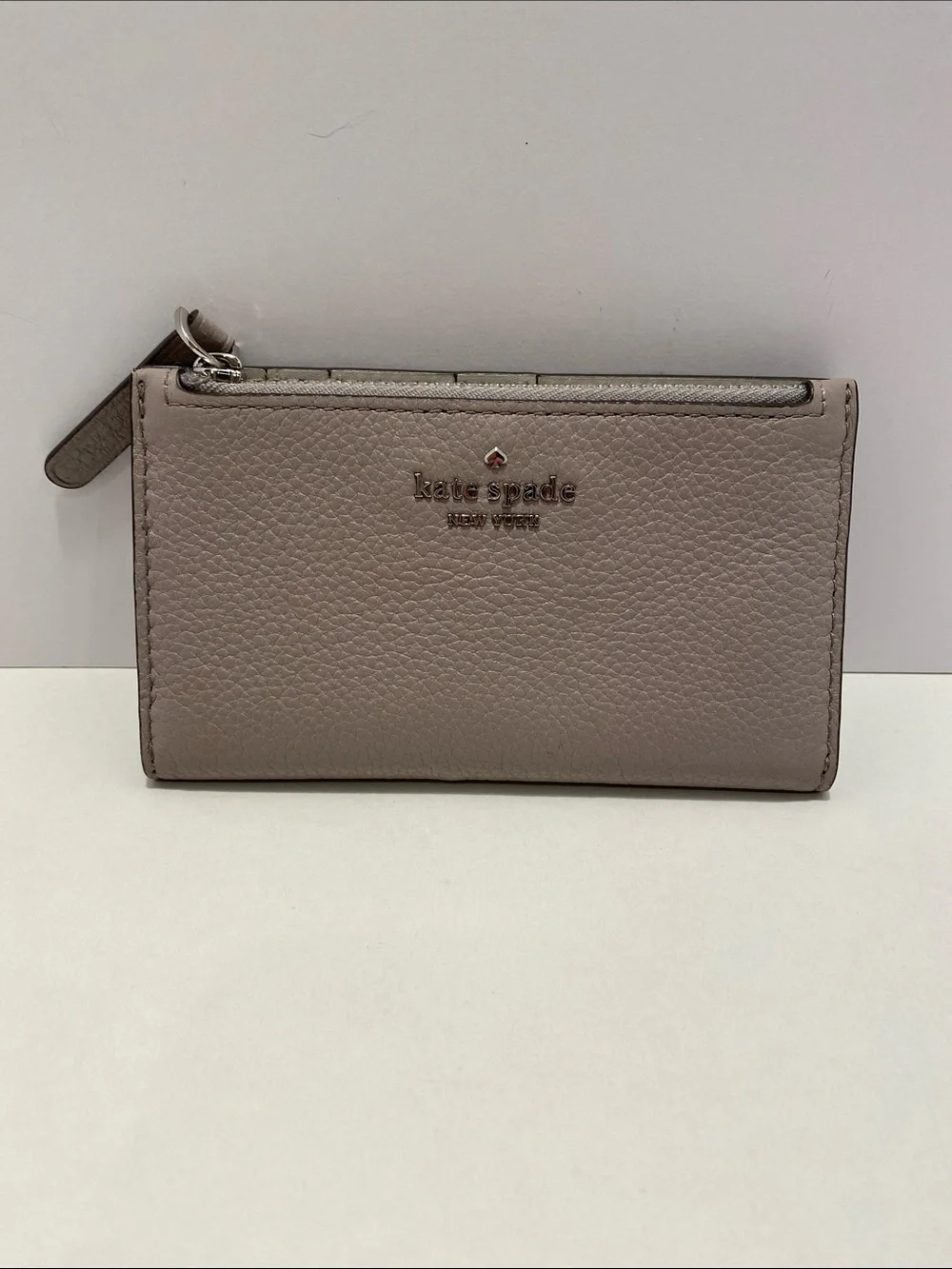 kate spade New York pebble leather card holder NWOT. Gray